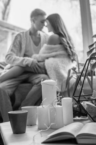 Casal Jovem Atraente Cara Uma Menina Estão Sentados Peitoril Janela — Fotografia de Stock