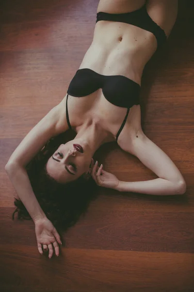 란제리를 머리의 매력적 소녀가 화장을 바닥에 있습니다 아름다움 — 스톡 사진