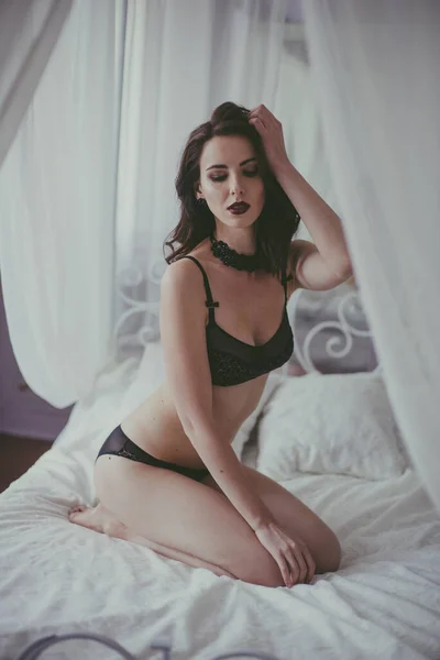 Uma Jovem Garota Atraente Com Cabelo Escuro Lingerie Preta Com — Fotografia de Stock