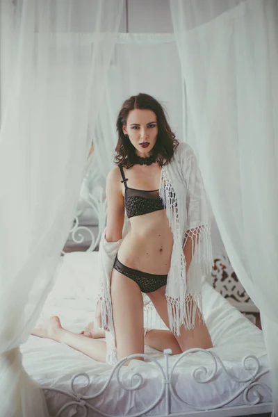 Uma Jovem Garota Atraente Com Cabelo Escuro Lingerie Preta Com — Fotografia de Stock