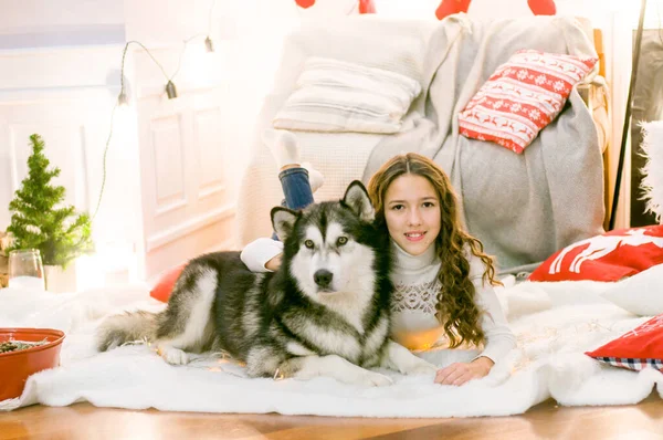 Ein Nettes Teenager Mädchen Mit Langen Dunklen Lockigen Haaren Einem — Stockfoto