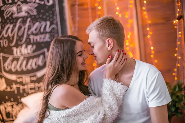 Casal Jovem Atraente Cara Uma Menina Estão Sentados Abraçando Uma — Fotografia de Stock