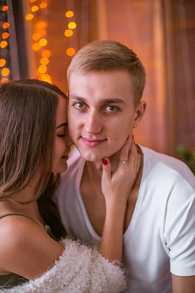 Casal Jovem Atraente Cara Uma Menina Estão Sentados Abraçando Uma — Fotografia de Stock