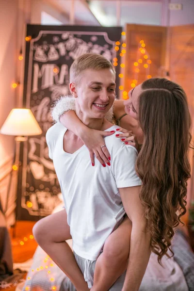 Casal Jovem Atraente Cara Uma Menina Estão Sentados Abraçando Uma — Fotografia de Stock