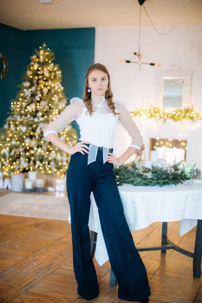 Menina Atraente Blusa Branca Calças Moda Com Penteado Maquiagem Quarto — Fotografia de Stock