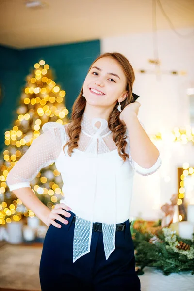 Menina Atraente Blusa Branca Calças Moda Com Penteado Maquiagem Quarto — Fotografia de Stock