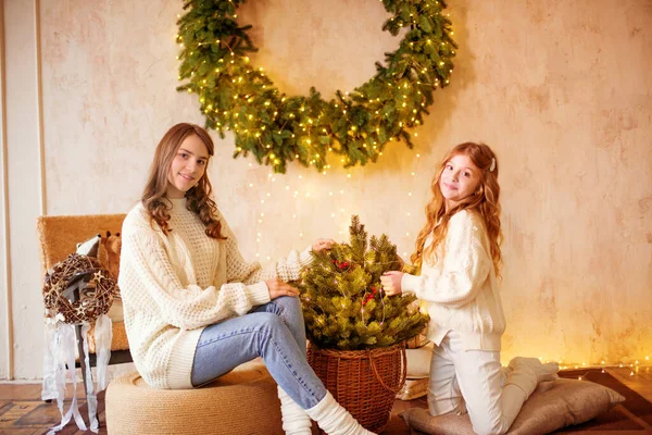 Belle Ragazze Con Capelli Biondi Ricci Maglioni Maglia Bianca Jeans — Foto Stock