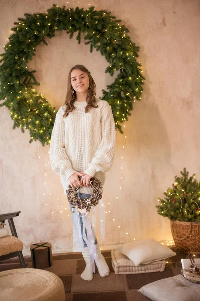 Bella Ragazza Con Capelli Biondi Ricci Maglione Bianco Maglia Jeans — Foto Stock