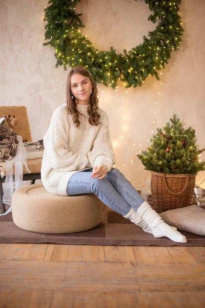 Bella Ragazza Con Capelli Biondi Ricci Maglione Bianco Maglia Jeans — Foto Stock