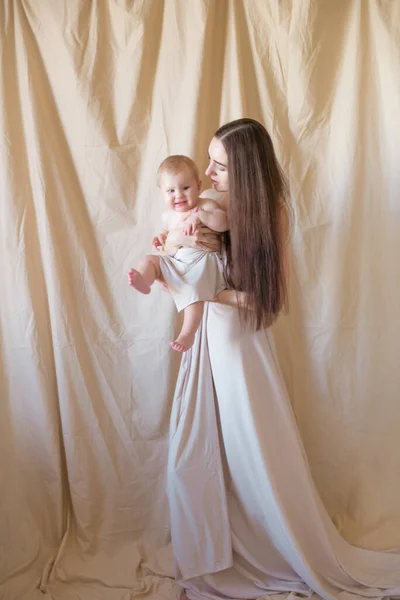 Madre Joven Con Pelo Largo Oscuro Sosteniendo Una Linda Hijita — Foto de Stock