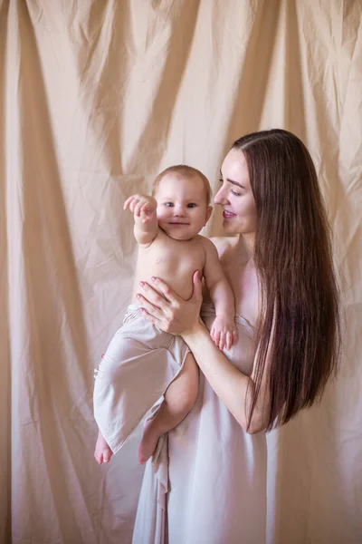 Mladá Matka Dlouhými Tmavými Vlasy Drží Roztomilou Dcerku Náručí Nahé — Stock fotografie