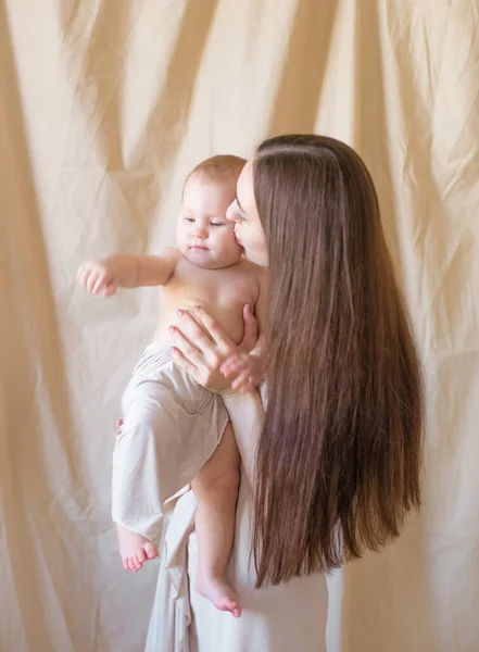 Mladá Matka Dlouhými Tmavými Vlasy Drží Roztomilou Dcerku Náručí Nahé — Stock fotografie