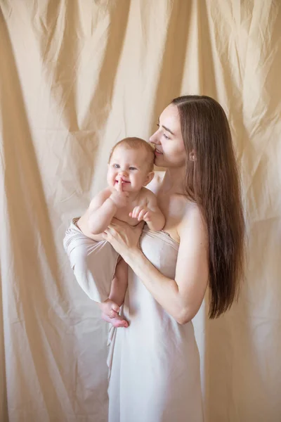 Jovem Mãe Com Cabelos Longos Escuros Segurando Uma Filhinha Bonita — Fotografia de Stock