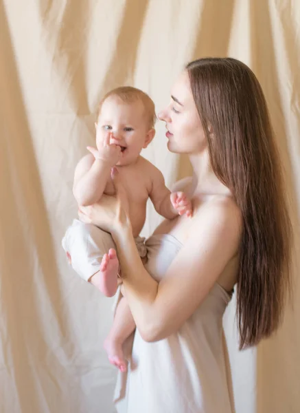 Jovem Mãe Com Cabelos Longos Escuros Segurando Uma Filhinha Bonita — Fotografia de Stock