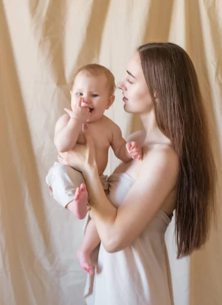 Young Mother Long Dark Hair Holding Cute Little Daughter Her — Stock Photo, Image