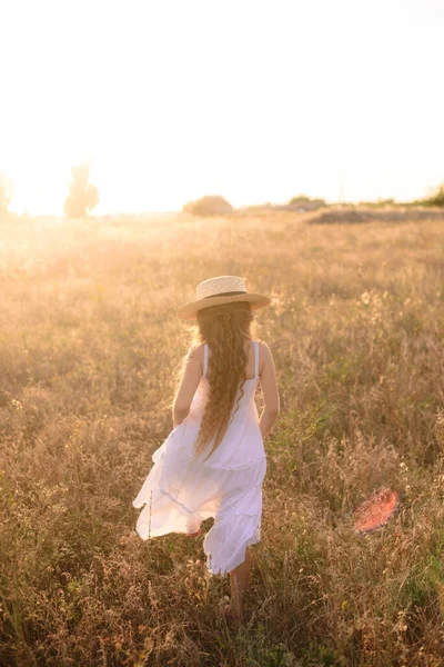 Симпатична Маленька Дівчинка Світлим Довгим Волоссям Літньому Полі Заході Сонця — стокове фото
