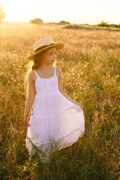 Cute Little Girl Blond Długie Włosy Polu Letnim Zachodzie Słońca — Zdjęcie stockowe
