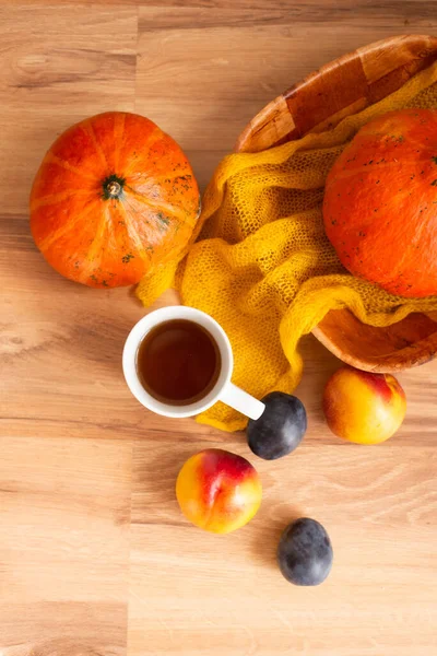 Tasse Thé Avec Décor Automne Citrouilles Prunes Textiles Pêches Sur — Photo