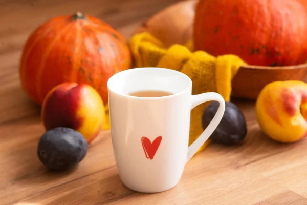 Taza Blanca Con Patrón Corazón Rojo Con Una Decoración Otoño — Foto de Stock