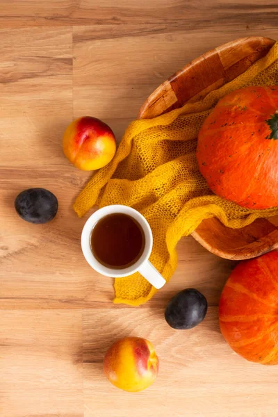 Tasse Thé Avec Décor Automne Citrouilles Prunes Textiles Pêches Sur — Photo