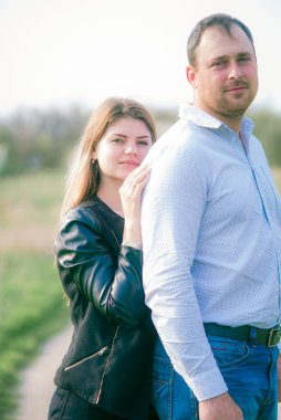 Bir çift uzun boylu genç adam ve uzun sarı saçlı kız arkadaşı doğada yürüyorlar. Duygular ve duygular. Yaşam tarzı