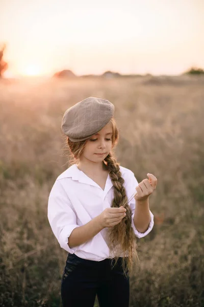 Mignonne Petite Fille Avec Une Longue Tresse Cheveux Blonds Dans — Photo
