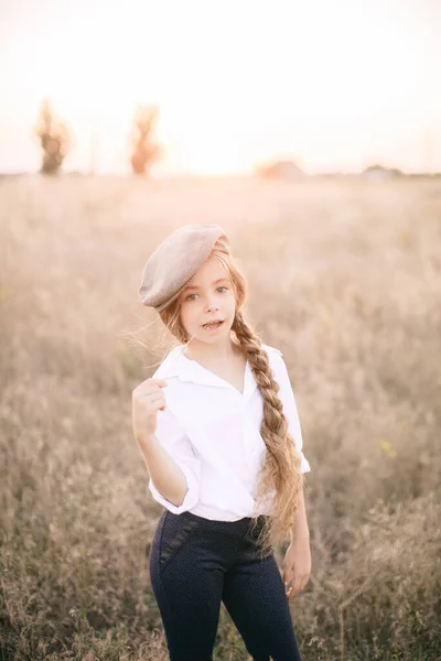 Schattig Klein Meisje Met Een Lange Vlecht Van Blond Haar — Stockfoto