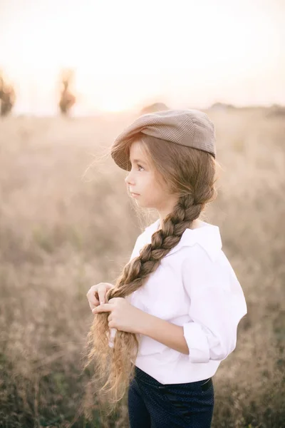 Linda Niña Con Una Larga Trenza Pelo Rubio Una Camisa —  Fotos de Stock