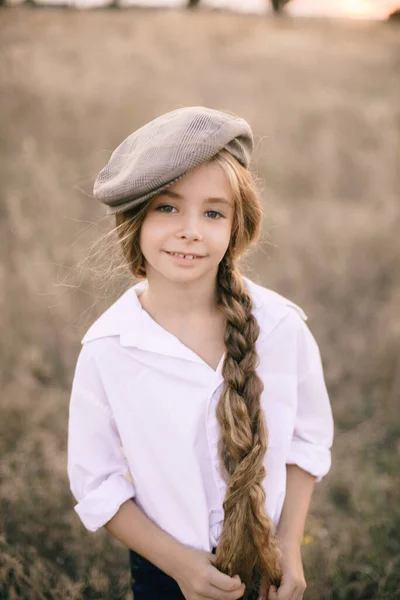 Linda Niña Con Una Larga Trenza Pelo Rubio Una Camisa —  Fotos de Stock