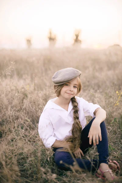 Menina Bonito Com Uma Longa Trança Cabelo Loiro Uma Camisa — Fotografia de Stock