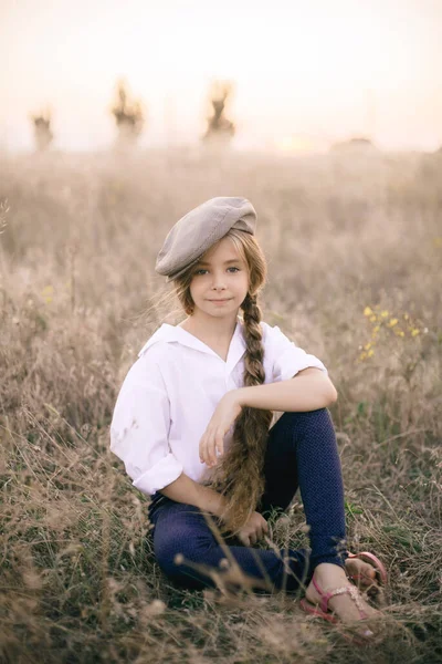 Χαριτωμένο Κοριτσάκι Μακριά Πλεξούδα Από Ξανθά Μαλλιά Λευκό Πουκάμισο Και — Φωτογραφία Αρχείου