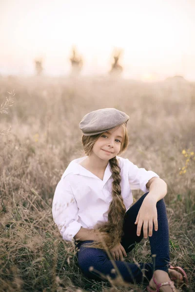 Słodka Mała Dziewczynka Długim Warkoczem Blond Włosy Białej Koszuli Męski — Zdjęcie stockowe