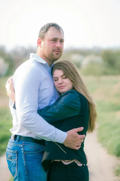 Een Paar Van Een Lange Jongeman Zijn Vriendin Met Lang — Stockfoto