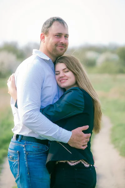 Casal Jovem Alto Sua Namorada Com Longos Cabelos Loiros Estão — Fotografia de Stock