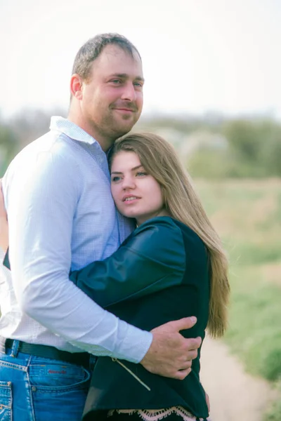 Casal Jovem Alto Sua Namorada Com Longos Cabelos Loiros Estão — Fotografia de Stock