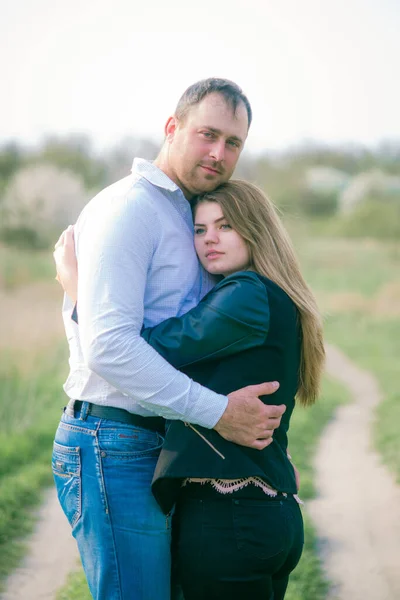 Casal Jovem Alto Sua Namorada Com Longos Cabelos Loiros Estão — Fotografia de Stock