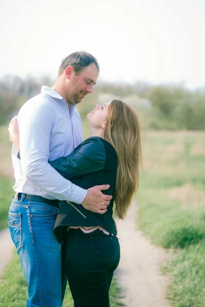 Casal Jovem Alto Sua Namorada Com Longos Cabelos Loiros Estão — Fotografia de Stock