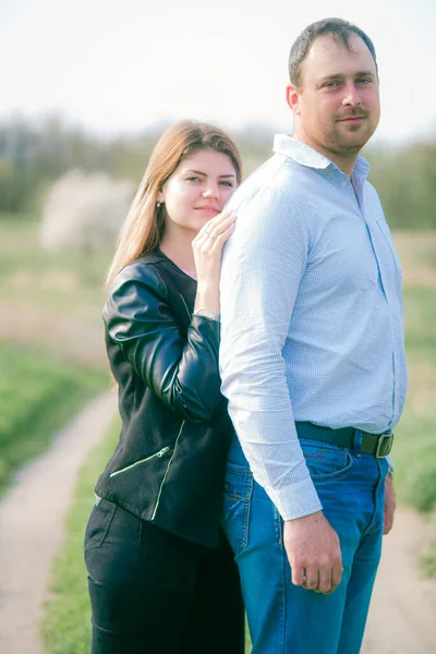 Casal Jovem Alto Sua Namorada Com Longos Cabelos Loiros Estão — Fotografia de Stock