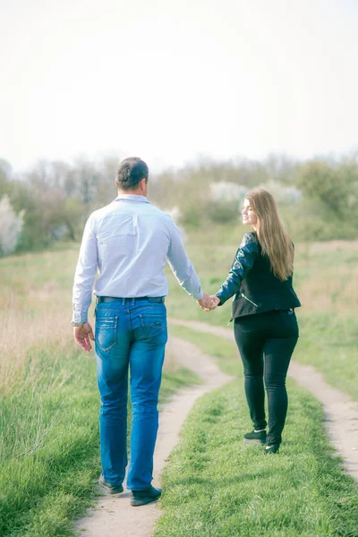 Par Joven Alto Novia Con Pelo Largo Rubio Están Caminando —  Fotos de Stock