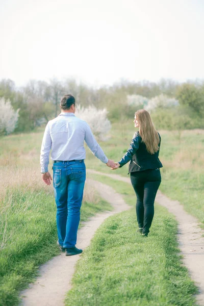 Paio Giovani Alti Sua Ragazza Dai Lunghi Capelli Biondi Passeggiano — Foto Stock