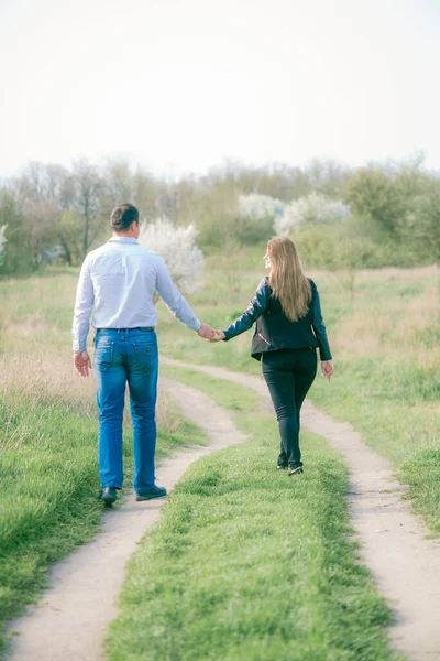 Couple Grands Jeunes Hommes Petite Amie Aux Longs Cheveux Blonds — Photo