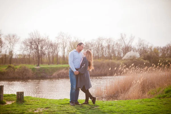 Par Joven Alto Novia Con Pelo Largo Rubio Están Caminando — Foto de Stock