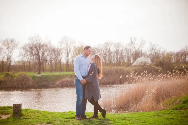 Par Joven Alto Novia Con Pelo Largo Rubio Están Caminando — Foto de Stock