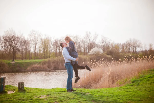 一对高个子的年轻人和他的金发女友正在河边的大自然中散步 情绪和感觉 生活方式 国家情绪 — 图库照片