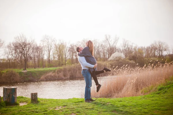 Couple Tall Young Man His Girlfriend Long Blond Hair Walking — Stock Photo, Image