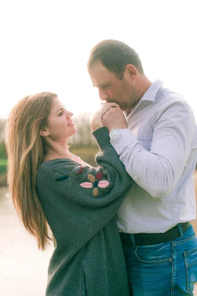 Ein Paar Ein Großer Junger Mann Und Seine Freundin Mit — Stockfoto