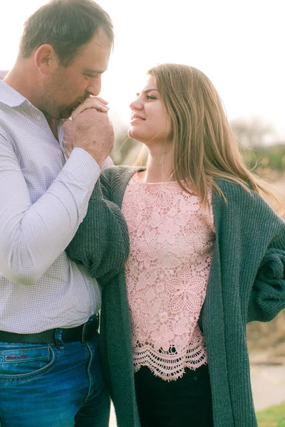 Una Coppia Giovane Alto Sua Ragazza Con Lunghi Capelli Biondi — Foto Stock