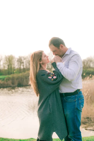 Casal Jovem Alto Sua Namorada Com Longos Cabelos Loiros Estão — Fotografia de Stock