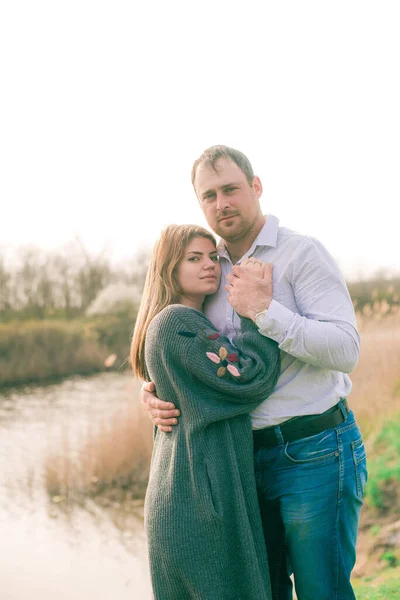 Casal Jovem Alto Sua Namorada Com Longos Cabelos Loiros Estão — Fotografia de Stock