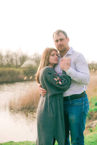 Casal Jovem Alto Sua Namorada Com Longos Cabelos Loiros Estão — Fotografia de Stock